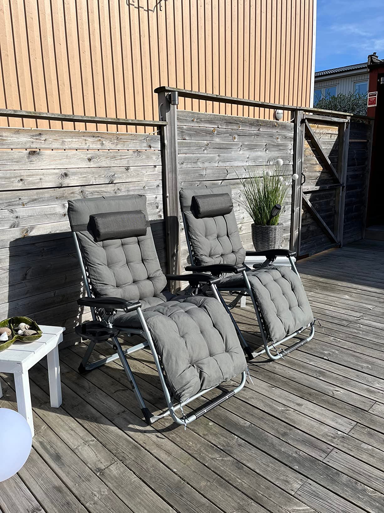 Claudia relax con le sedie